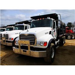 2005 MACK CV713 DUMP, VIN/SN:1M2AG11C45M026336 - TRI-AXLE, MANMACK ENGINE, 10 SPD TRANS, 44K REARS, 