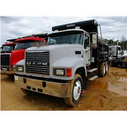 2004 MACK CH613 DUMP, VIN/SN:1M1AA18Y24N156776 - T/A, 427HP MACK DIESEL ENGINE, 8LL TRANS, 44K REARS