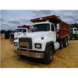 2001 MACK RD688S DUMP, VIN/SN:1M2P324C81M060362 - TRI-AXLE, MACK E7-460 ENGINE, 8LL TRANS, 44K REARS