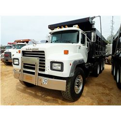 2001 MACK RD690S DUMP, VIN/SN:1M2P264C61M033672 - TRI-AXLE, 300HP MACK DIESEL ENGINE, 8LL TRANS, 44K