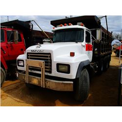 1996 MACK RD690S DUMP, VIN/SN:1M2P264C9TM022054 - TRI-AXLE, 300 HP EM7 MACK DIESEL ENGINE, 8LL TRANS