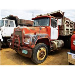 1982 MACK R688ST DUMP, VIN/SN:1M2N179C5CA078650 - T/A, MACK DIESEL ENGINE, 6 SPPED TRANS, 14' DUMP B