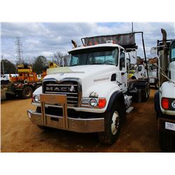 2007 MACK CV713 ROLL OFF, VIN/SN:1M2AG11CX7M061594 - TRI-AXLE, MACK DIESEL ENGINE, 10 SPEED TRANS, 4