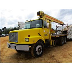 1993 VOLVO WT-64 CRANE TRUCK, VIN/SN:4V2JCBLF6PR818262 - T/A, 360HP VOLVO DIESEL ENGINE, 8 SPEED TRA