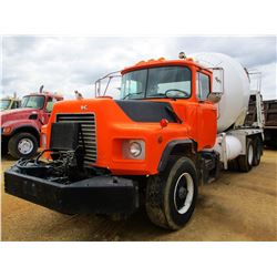 2001 MACK DM690S CONCRETE TRUCK, VIN/SN:1M2B209C31M028123 - T/A, MACK 300HP EM7 DIESEL ENGINE, 5 SPE