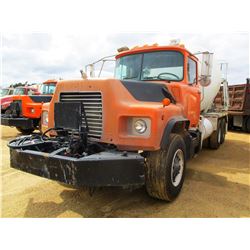 2001 MACK DM690S CONCRETE TRUCK, VIN/SN:1M2B209CX1M027681 - T/A, MACK 300HP EM7 DIESEL ENGINE, 5 SPE