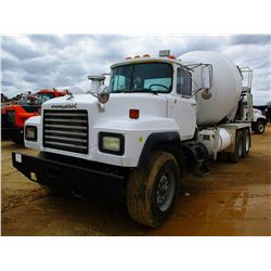 1998 MACK DM690S CONCRETE TRUCK, VIN/SN:1M2P289C9WM026291 - T/A, MACK 300HP EM7 DIESEL ENGINE, 6 SPE