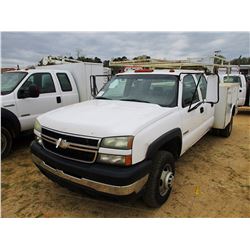 2006 CHEVROLET 3500 SERVICE TRUCK, VIN/SN:1GBJK33U16F154838 - 4X4, CREW CAB, GAS ENGINE, A/T, SERVIC