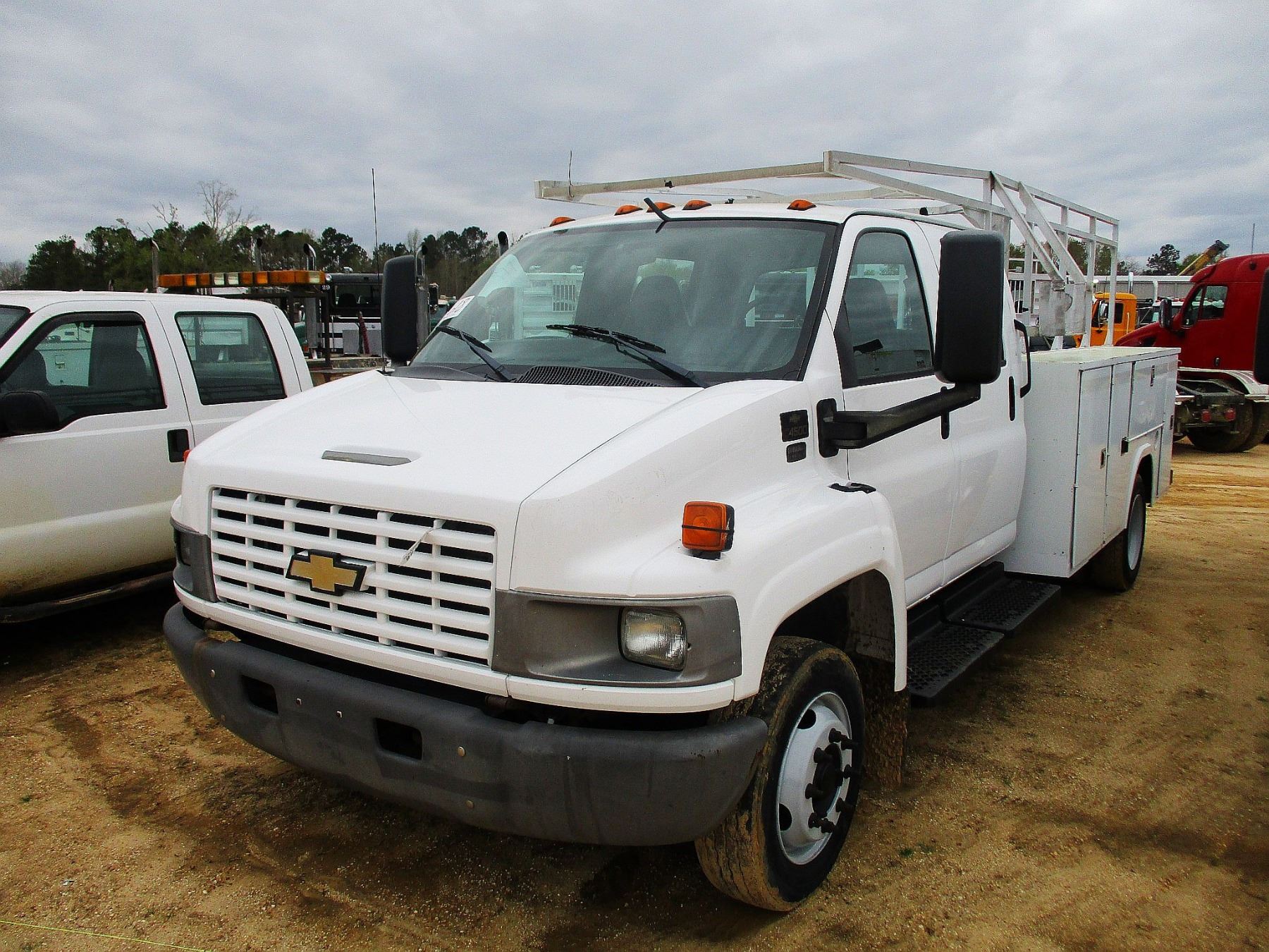 2004 CHEVROLET C4500 SERVICVE TRUCK, VIN/SN1GBE4E12X4F517840 CREW
