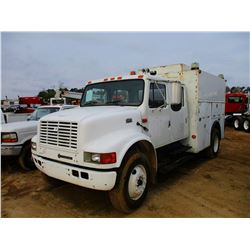 2000 INTERNATIONAL 4700 SERVICE TRUCK, VIN/SN:1HTSCAAR3YH226181 - CREW CAB, IHC DIESEL ENGINE, A/T, 