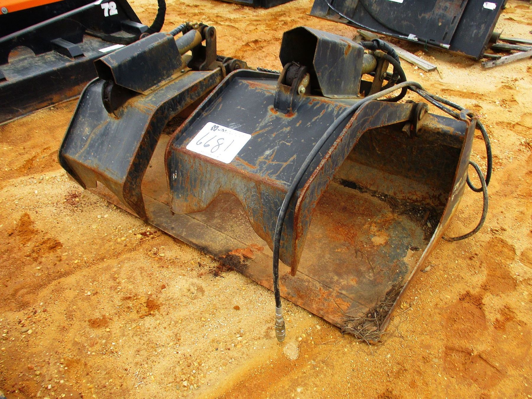 72" BUCKET W/TOP CLAMPS, FITS SKID STEER LOADER (B5) J.M. Wood