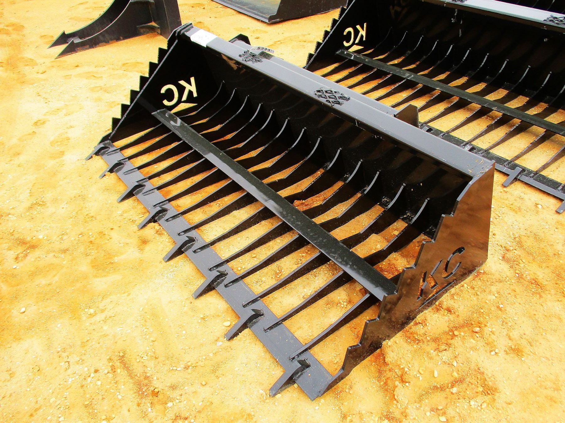 78" SKELETON BUCKET W/ TEETH, FITS SKID STEER LOADER (B5)