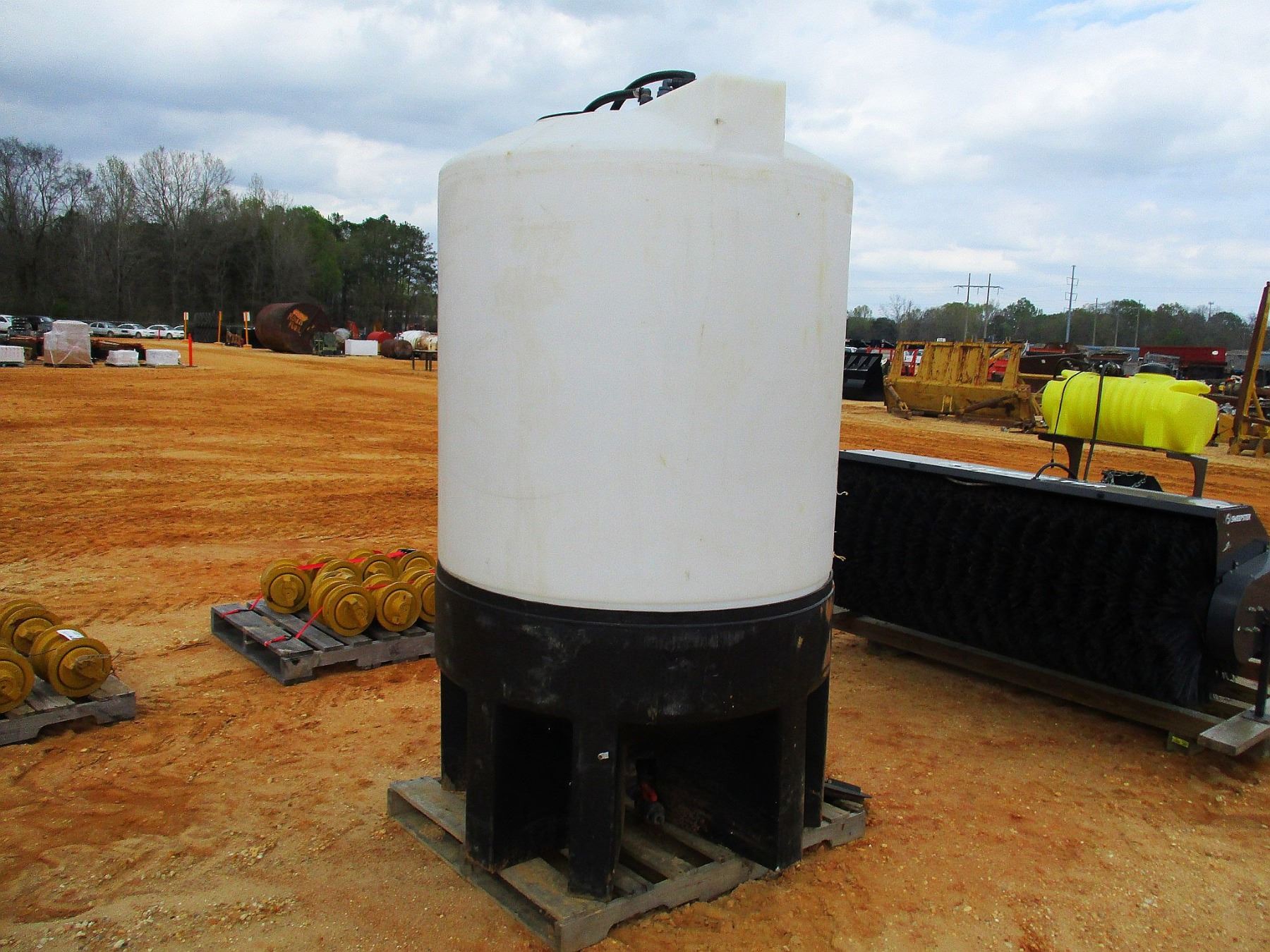 500 GAL PLASTIC TANK W/CONE BOTTOM (B9)