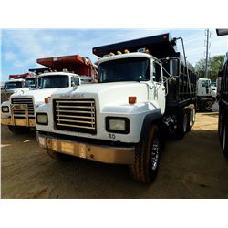 2001 MACK RD690S DUMP, VIN/SN:1M2P264C41M038671 - TRI-AXLE, MACK DIESEL ENGINE, 7 SPEED TRANS, 16' O