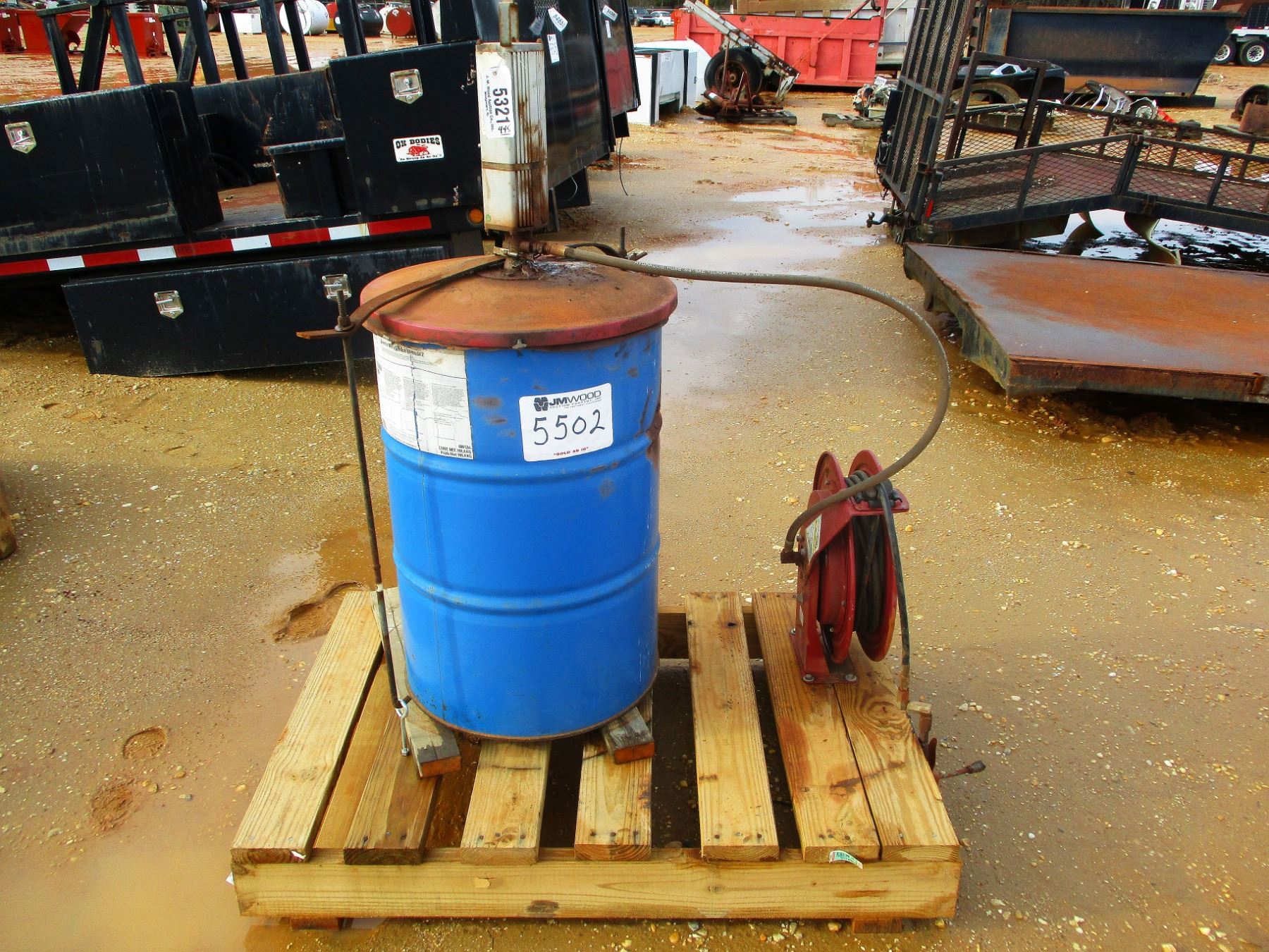 ALEMITE AIR GREASE GUN, W/ 55 GALLON DRUM ON PALLET (A1)