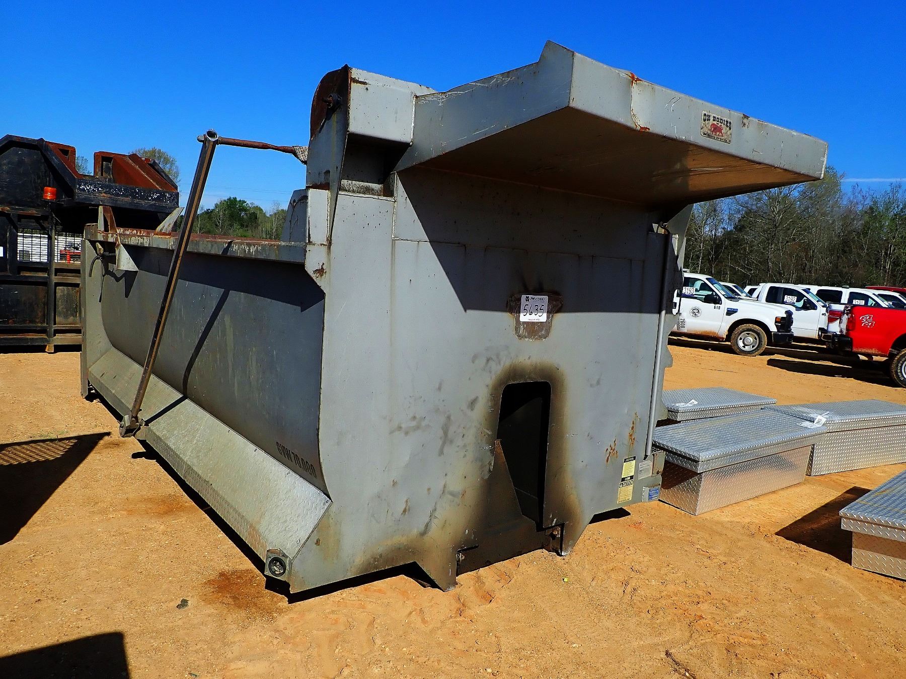  16' HARD OX BODY DUMP BED W/ TARP AND HIGH LIFT GATE (PUMP, PTO, AND