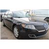 Image 2 : 2010 LINCOLN MKZ SEDAN