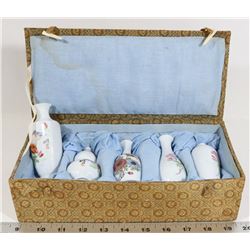 ASIAN PORCELAIN MINI VASE SET IN BOX