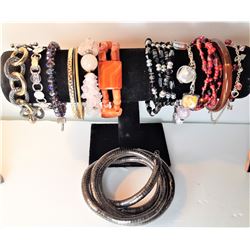23)  LOT OF 14 BRACELETS INCLUDING