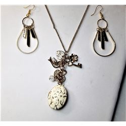 14)  GOLD TONE & ENAMEL LOCKET WITH