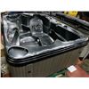 Image 3 : 13 JET HOT TUB, 2 SEATS 2 LOUNGERS, LOW PROFILE,