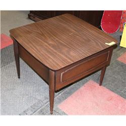 END TABLE 26"X26"X19.5".