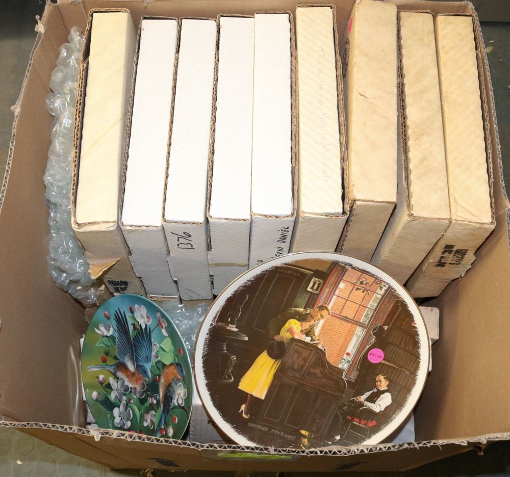 LARGE BOX OF COLLECTOR PLATES
