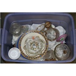 TOTE OF COLLECTIBLE DISHES