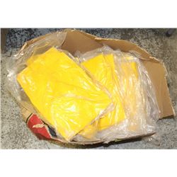 LOT OF NO-NAME RAIN BIBS