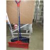 Image 1 : 2 Garant Snow Shovels