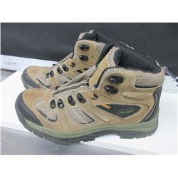 Mens Red Head Boots size 9w / one boot is missing an eyelet / need laces