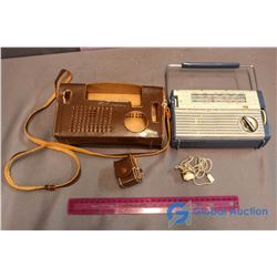 Working Vintage Radio w/ Leather Case