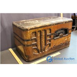 Antique Arcadia Wooden AM Battery Operated Radio