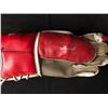 Image 3 : GORDIE HOWE SIGNED VINTAGE HOCKEY GLOVE (PSA/DNA COA)