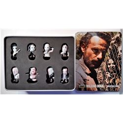5)  WALKING DEAD TIN CONTAIN A SET OF 8