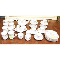 40PC ROYAL ALBERT PETIT POINT ENGLISH BONE CHINA