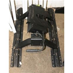 5TH WHEEL HITCH COMPLETE WITH RAILS.