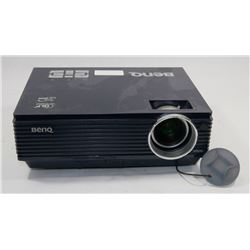 BENQ PROJECTOR W ONLY 52 HOURS ON LAMP