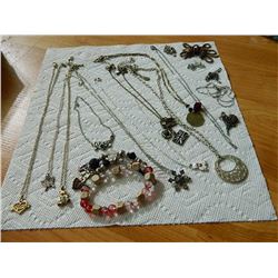 BAG OF ASSORTED JEWELRY & CHAINS