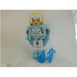 MINI FIGURE - WITH CAPE & 2 ACCESSORIES