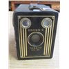 Image 2 : VINTAGE BROWNIE TARGET SIX-20 CAMERA