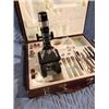 Image 2 : 50X - 900X MICROSCOPE (SET COMPLETE, W/CARRYING CASE)