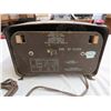 Image 11 : 2 ANTIQUE RADIOS (BAKE-LITE) 1 REPO RADIO