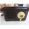 Image 2 : 2 ANTIQUE RADIOS (BAKE-LITE) 1 REPO RADIO