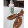 Image 1 : 1989 (ROUGHRIDER) BOTTLE & WOODEN SHOE STRETCHERS (SIZE 10EEE)