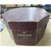 Image 1 : VINTAGE HAT BOX (CREAN OF CANADA)