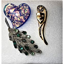20)  LOT OF 3 BROOCHES