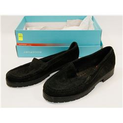 NEW PAIR OF LADIES "NO BOUNDARIES" BLACK