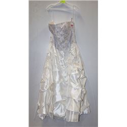 MAYQUEEN SIZE 16 WHITE STRAPLESS PINCHED