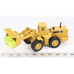 ERTL CATERPILLAR 1:50 SCALE 988B B LOADER.